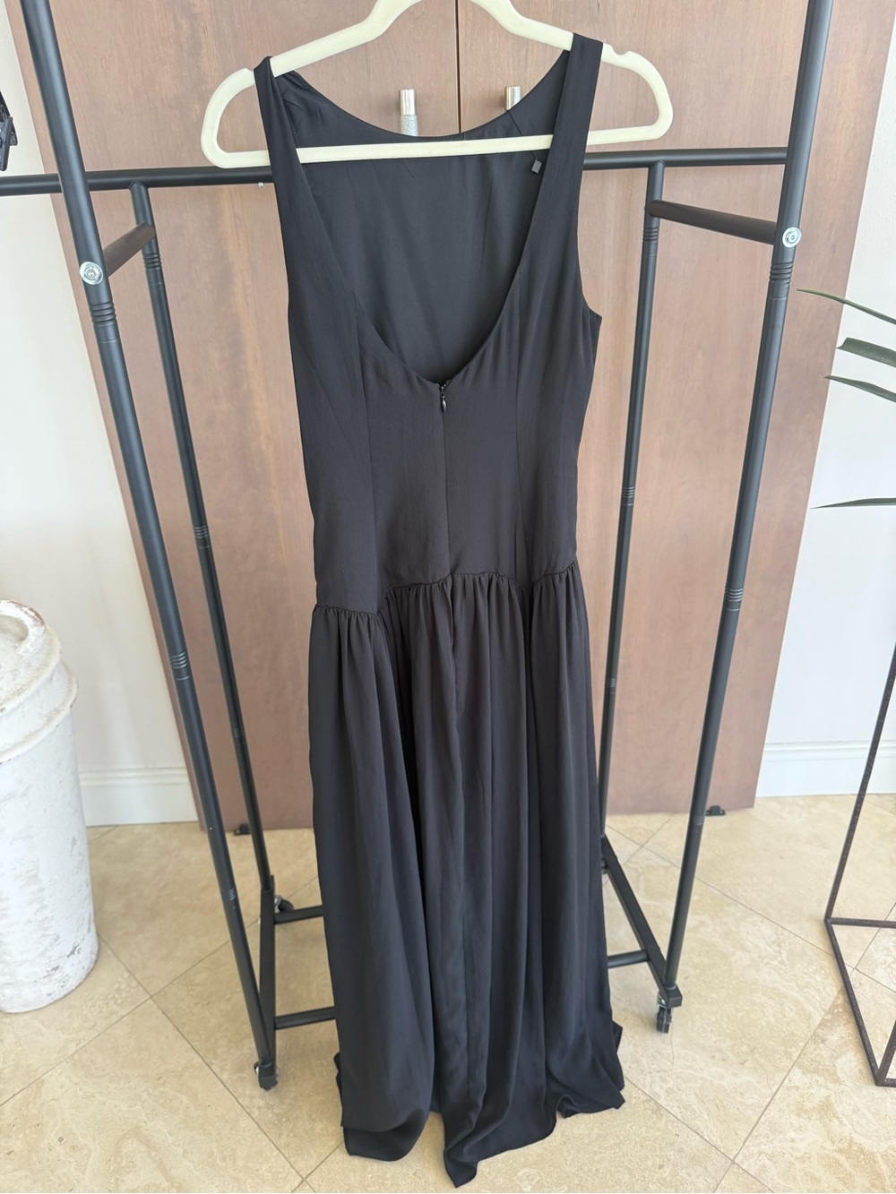 Classic Black Sleeveless Maxi Dress with Flowing Skirt - Picture 3 of 4